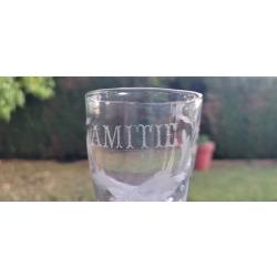 verre ancien grav&eacute; AMITI&Eacute;S