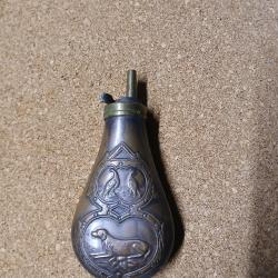 Ancienne poire &agrave; poudre noire cuivre et laiton