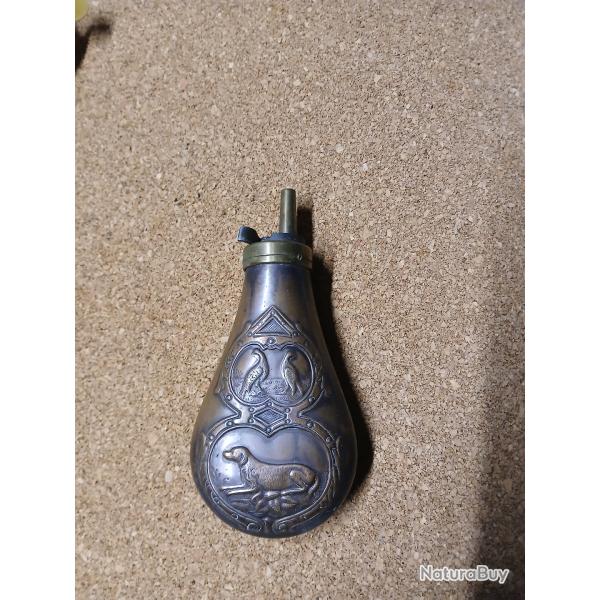 Ancienne poire � poudre noire cuivre et laiton