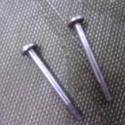2 vis m&eacute;tal de boitier  de  Remington 66 Nylon