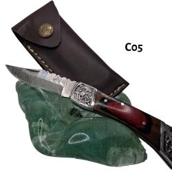 C05 - Couteau damas manche bois rouge grav&eacute; + &eacute;tui cuir