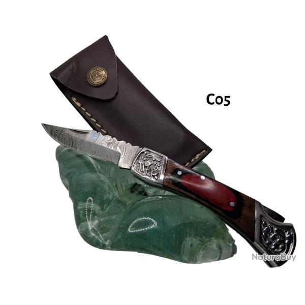 C05 - Couteau damas manche bois rouge grav� + �tui cuir