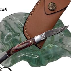 C06 - Petit couteau damas porte-cl&eacute; manche bois + &eacute;tui cuir