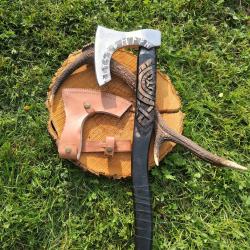 Grande hache Viking HA02 - 65 cm - manche sculpt&eacute; - &eacute;tui cuir - style nordique