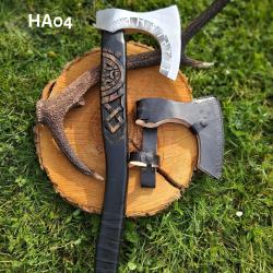HA04 - Grande hache bushcraft - 65 cm - manche sculpt&eacute; - &eacute;tui cuir - finition brute