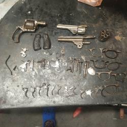Lot de pi&egrave;ces et revolver bulldog