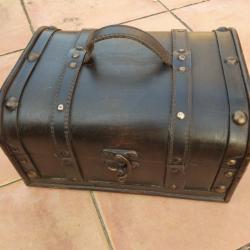 Joli coffret bois massif 27.5x22x14.5cm TBE pouvant recevoir une ancienne arme de poing