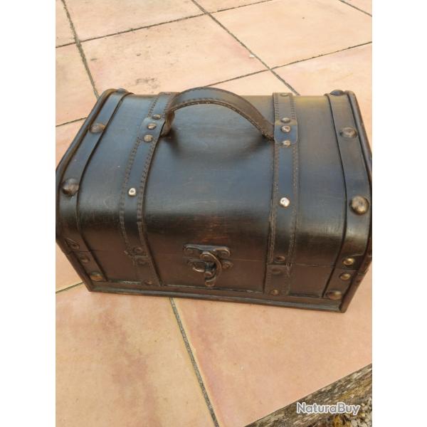Joli coffret bois massif 27.5x22x14.5cm TBE pouvant recevoir une ancienne arme de poing