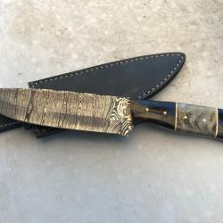 Magnifique et tr&egrave;s solide couteau Damas et corne  de chef cuisinier ou de chasse