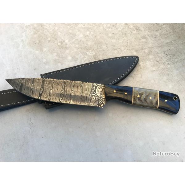 Magnifique et tr�s solide couteau Damas et corne  de chef cuisinier ou de chasse