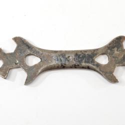 Ancien outil multifonction cl&eacute;. V&eacute;lo bicyclette machine a coudre, militaire ou civil
