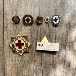 Collection d'insignes de la Croix-Rouge de l'URSS et de la RSS de Lettonie.