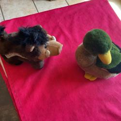Lot de deux peluches : un sanglier Corse et un canard colvert, pas de prix de r&eacute;serve