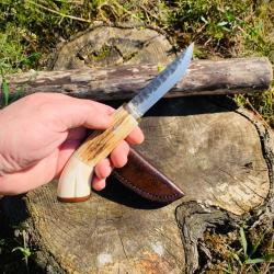 couteau de chasse d'artisan / bois de cerf, ivoire de phacoch&egrave;re / bois de fer/ lame martel&eacute;e 80crv2