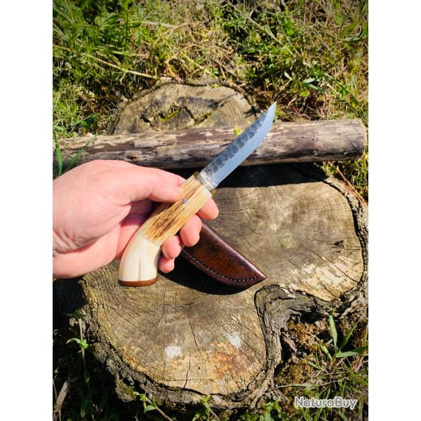 couteau de chasse d'artisan / bois de cerf, ivoire de phacoch�re / bois de fer/ lame martel�e 80crv2