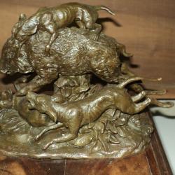 Bronze SIGNE de Pierre Jules MENE "Sanglier attaqu&eacute; par les chiens"