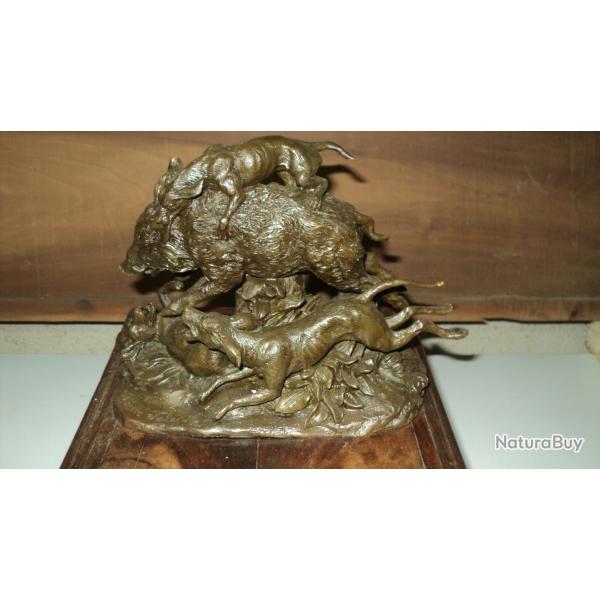 Bronze SIGNE de Pierre Jules MENE "Sanglier attaqu� par les chiens"