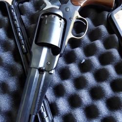 UBERTI western's Arms calibre 36 . TBE, avec mallette. Ann&eacute;e 72 . Chien INOX. M&eacute;canisme neuf.