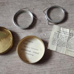 Verre de rechange pour masque &agrave; gaz + boite + notices. Arm&eacute;e suisse.