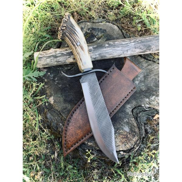 couteau bowie d'artisan / le trappeur / bois de cerf / lame acier carbone