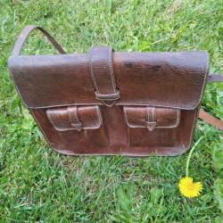 Tr&egrave;s beau sac/sacoche &agrave; cartouches 28 x 24 x 6 cm en cuir marron de 4mm