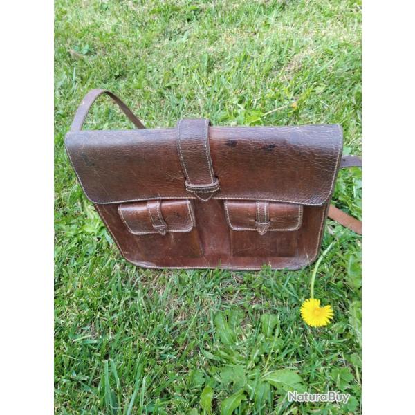 Tr�s beau sac/sacoche � cartouches 28 x 24 x 6 cm en cuir marron de 4mm