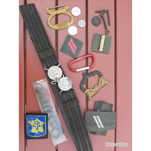 Lot insignes tissus, ceinturon avec boucles officier, monnaies, d�coration bronze d'�poque...