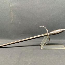 ANCIENNE MAIN GAUCHE DU XIX&deg;, VIOLLET LE DUC, EPEE, RAPIERE, FLEURET, SABRE