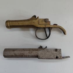 Lot Antiquit&eacute;s, reste de pistolets coffres.