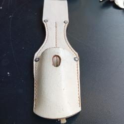 Porte bayonnette allemand en cuir blanc