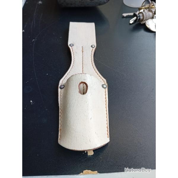 Porte bayonnette allemand en cuir blanc