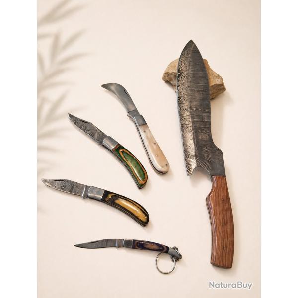 LO04 - Lot 5 couteaux cuisine & barbecue, acier damas, manches bois - �tuis cuir