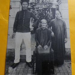 CARTE POSTALE&nbsp;GUERRE DE 14 : COCHINCHINE - SAIGON - FAMILLE ANNAMITE - LE FILS SOUS OFFICIER D'ARTIL