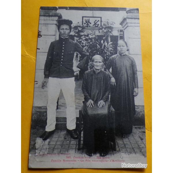 CARTE POSTALE�GUERRE DE 14 : COCHINCHINE - SAIGON - FAMILLE ANNAMITE - LE FILS SOUS OFFICIER D'ARTIL
