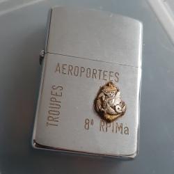 Bon briquet zippo 8&egrave;me RPIMa, grav&eacute; et avec insigne miniature. Fonctionnement excellent. A nettoyer
