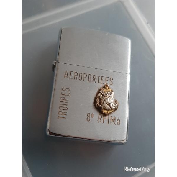 Bon briquet zippo 8�me RPIMa, grav� et avec insigne miniature. Fonctionnement excellent. A nettoyer