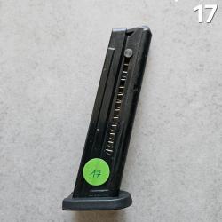 17) 1 chargeur pistolet Sig Sauer Mosquito calibre 22LR (10 coups)