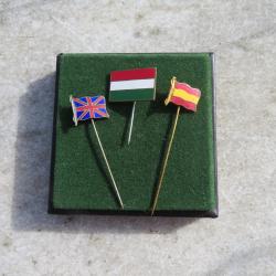 Trois ancien insigne &eacute;pinglettes repr&eacute;sentant les drapeaux de l'Angleterre, l'Espagne, et la Hongrie