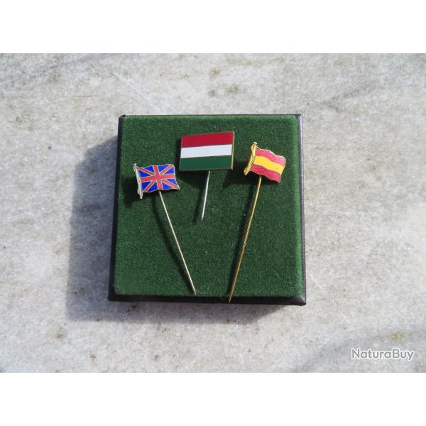 Trois ancien insigne �pinglettes repr�sentant les drapeaux de l'Angleterre, l'Espagne, et la Hongrie