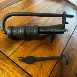 Imposante serrure ancienne d'origine N&eacute;pal, r&eacute;alis&eacute;e en fer forg&eacute; avec une superbe patine d'&eacute;poque,