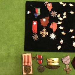 LOT DES M&Eacute;DAILLES PLUS 15  INSIGNES DES FORCES NAVALES FRAN&Ccedil;AISE LIBRE FABRICATION ANGLAISE 1942