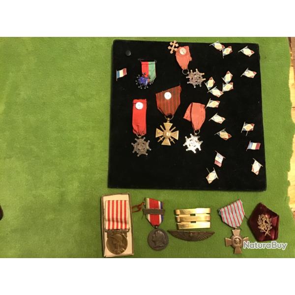 LOT DES M�DAILLES PLUS 15  INSIGNES DES FORCES NAVALES FRAN�AISE LIBRE FABRICATION ANGLAISE 1942