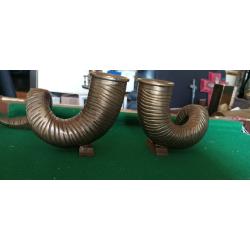 Paire de bougeoirs en bronze repr&eacute;sentant des cornes de b&eacute;lier