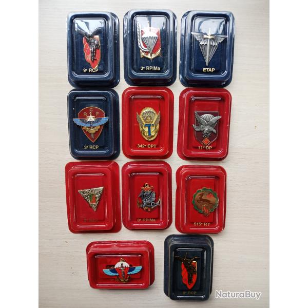 Lot de 11 insignes de r�giment