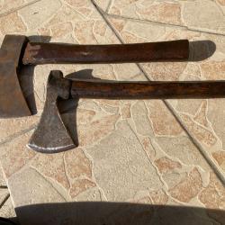 lot de deux haches anciennes dont une Revollier