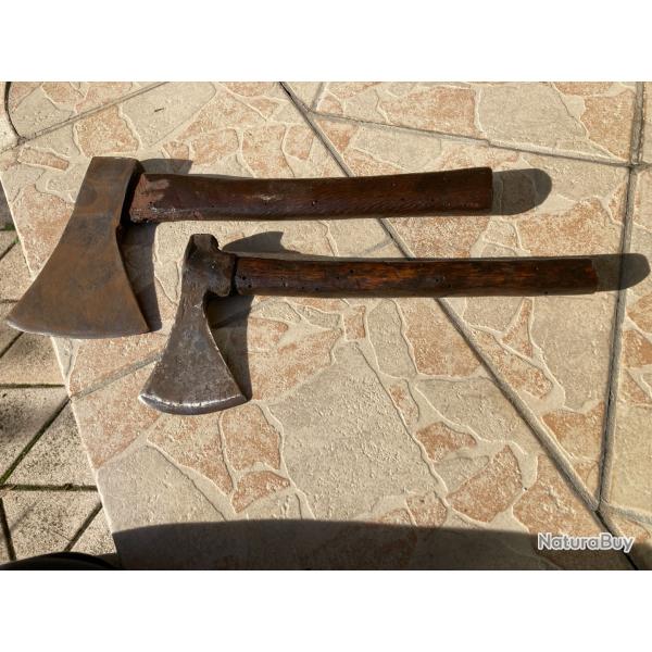 lot de deux haches anciennes dont une Revollier