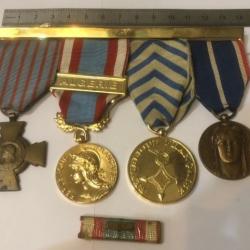 Barre de 4 m&eacute;dailles originales d'un ancien combattant d'Alg&eacute;rie + 1 Barrette de rappel