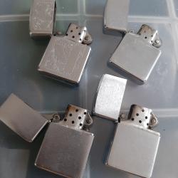Lot de 4 zippo, authentiques briquets am&eacute;ricains, en tr&egrave;s bon &eacute;tat et tous marqu&eacute;s en dessous