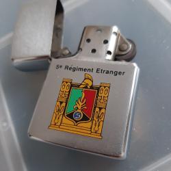 Zippo US 5&egrave;me r&eacute;giment de la l&eacute;gion &eacute;trang&egrave;re avec insigne. Mod&egrave;le pas courant.