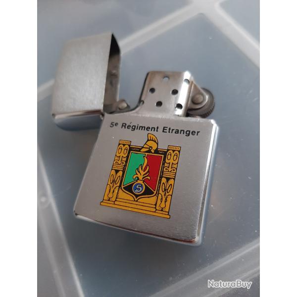Zippo US 5�me r�giment de la l�gion �trang�re avec insigne. Mod�le pas courant.